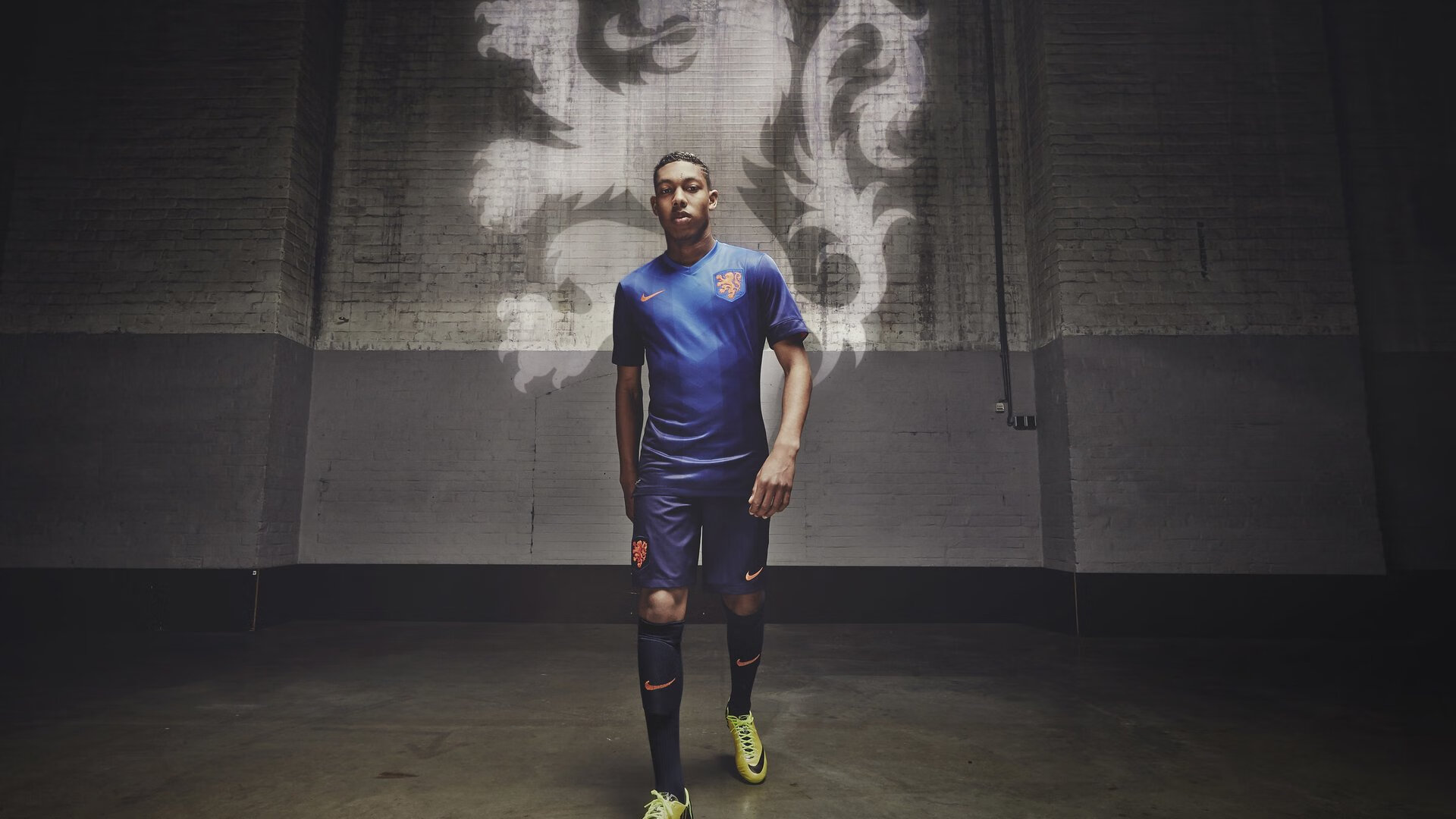 欧冠淘汰赛：天王巨星豪门“对决”，谁能晋级？