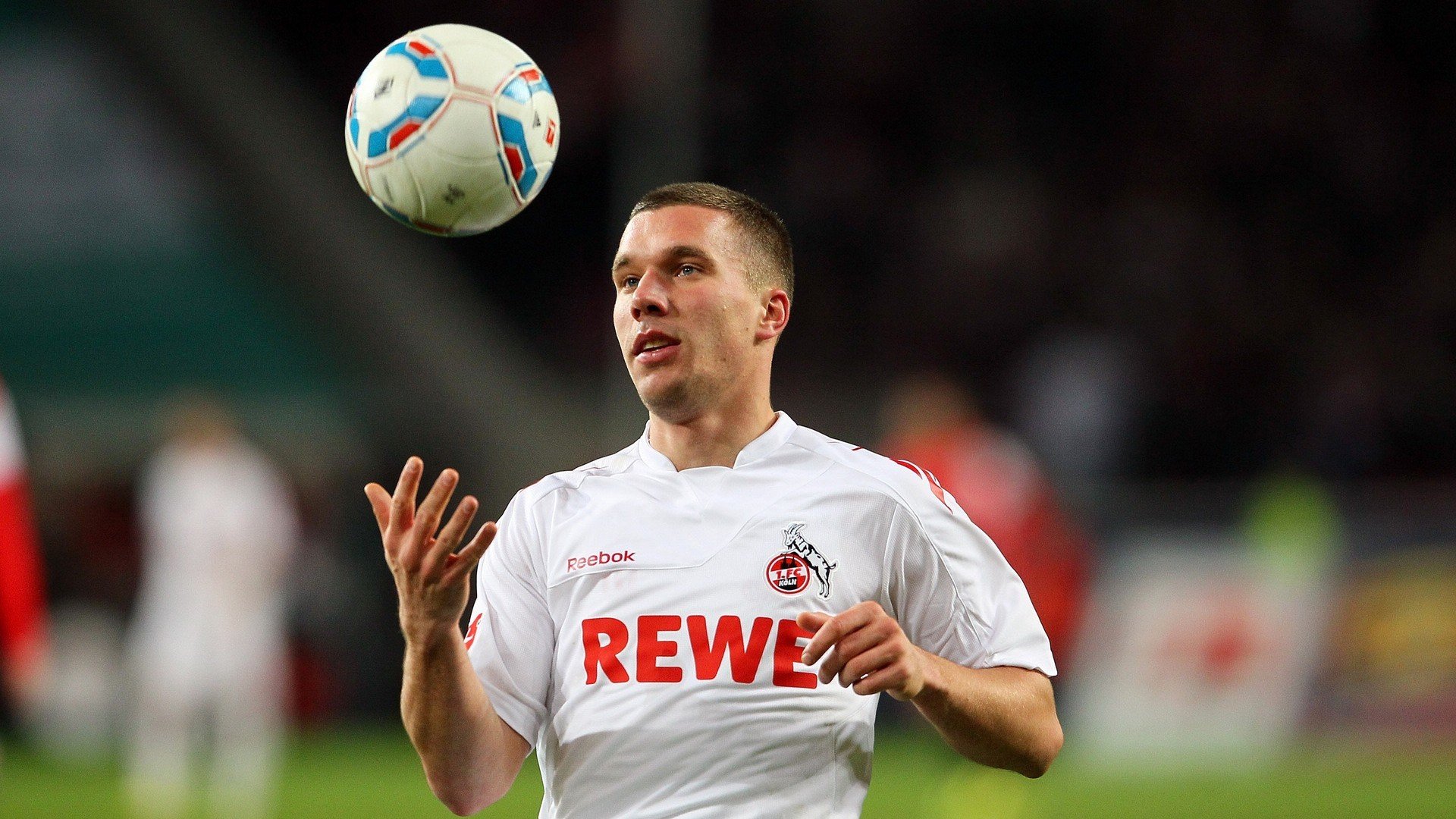 欧冠淘汰赛：天王巨星豪门“对决”，谁能晋级？